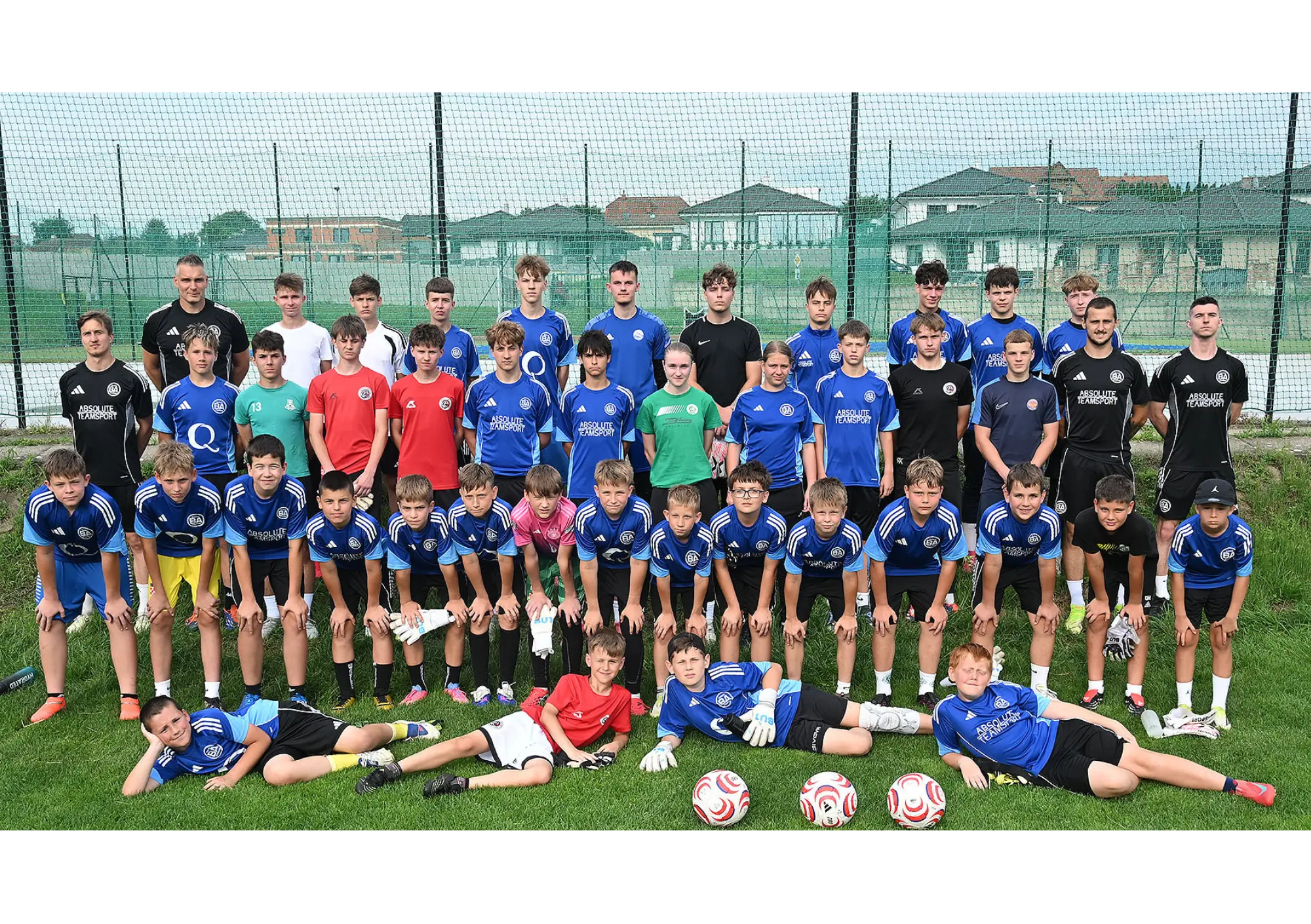 Tréner Buchta Academy s mladým brankárom počas tréningu